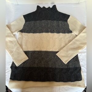 Qi cashmere 100% cashmere  sweater size small